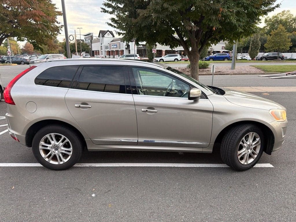 2015 Volvo XC60 T5 Premier — photo 1 of 7