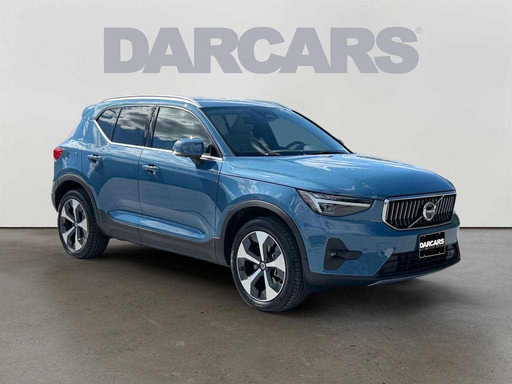 2024 Volvo XC40 Plus Bright Theme — photo 1 of 28