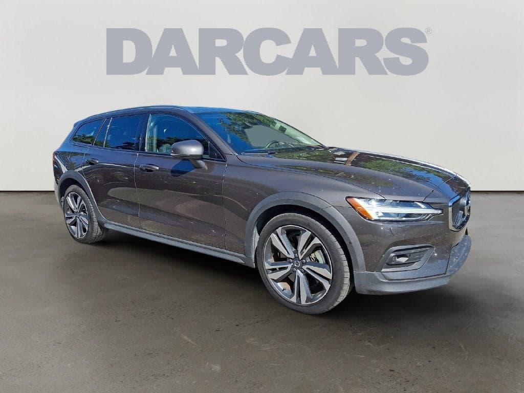 2025 Volvo V60 Cross Country Base — photo 1 of 30
