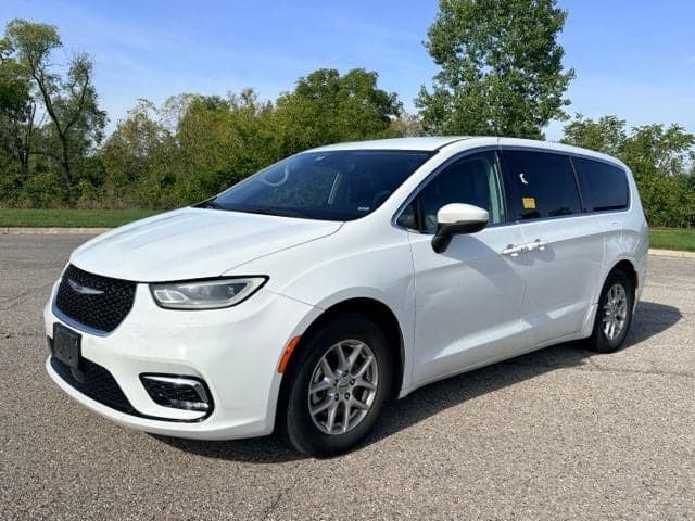 2023 Chrysler Pacifica Touring L — photo 1 of 5