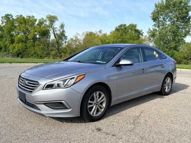 2017 Hyundai Sonata Base — photo 1 of 30