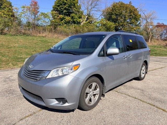 2017 Toyota Sienna LE — photo 1 of 5
