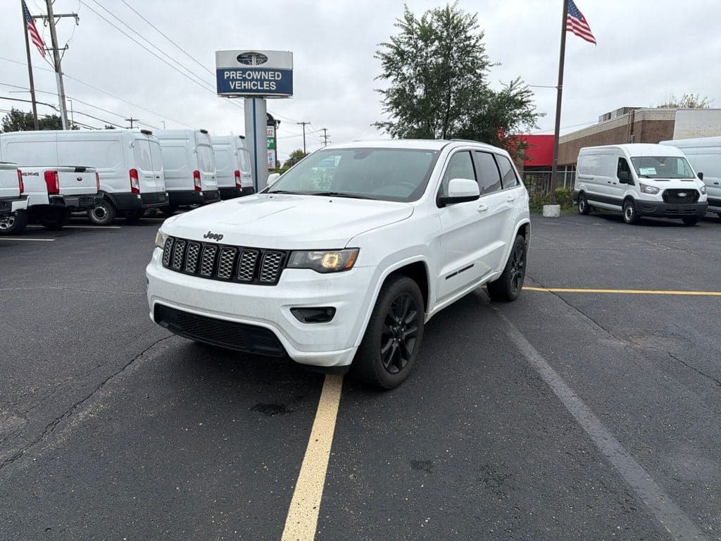 2018 Jeep Grand Cherokee Altitude — photo 1 of 21