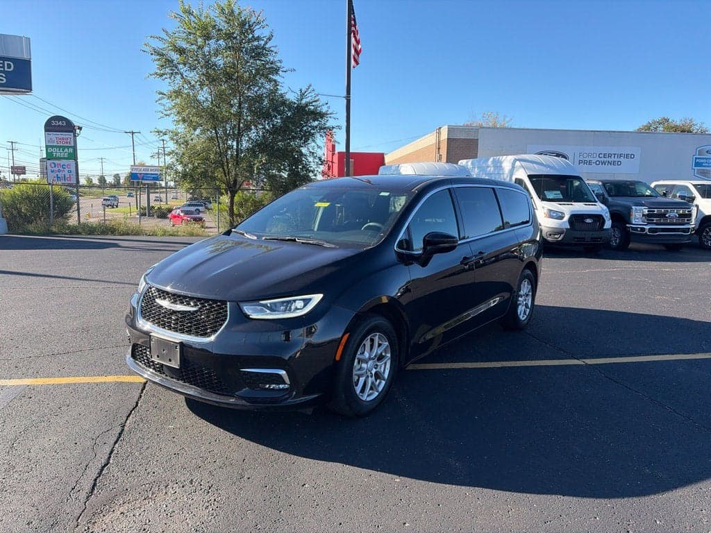 2025 Chrysler Pacifica Select — photo 1 of 5