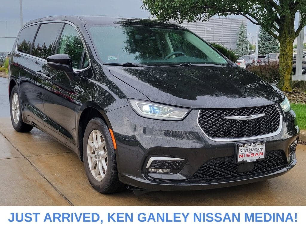 2023 Chrysler Pacifica Touring L — photo 1 of 5
