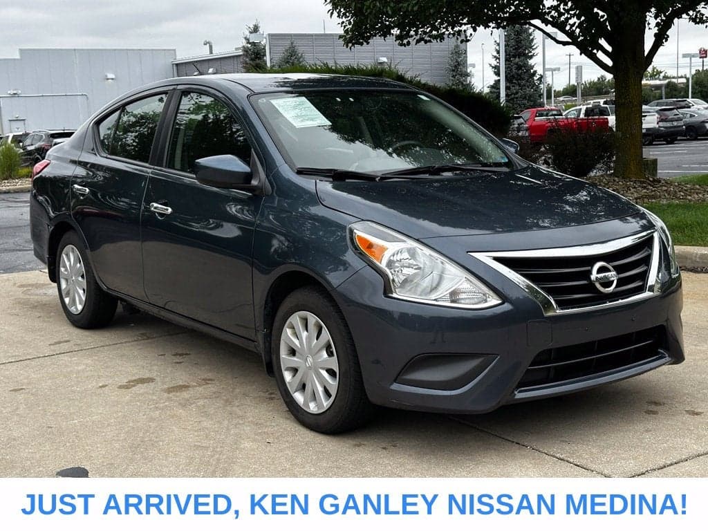 2015 Nissan Versa SV — photo 1 of 37