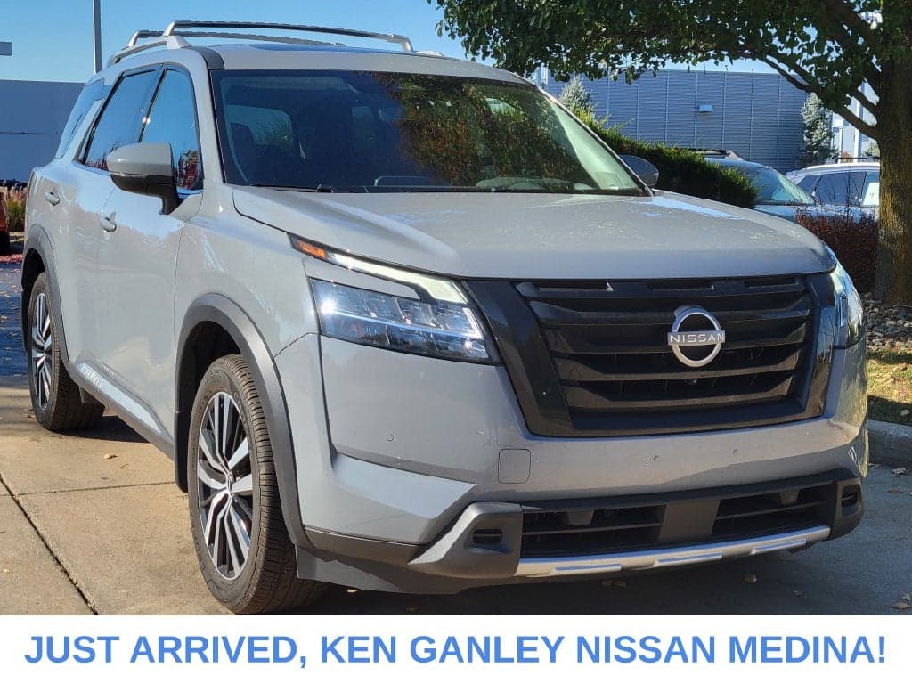 2023 Nissan Pathfinder Platinum — photo 1 of 5