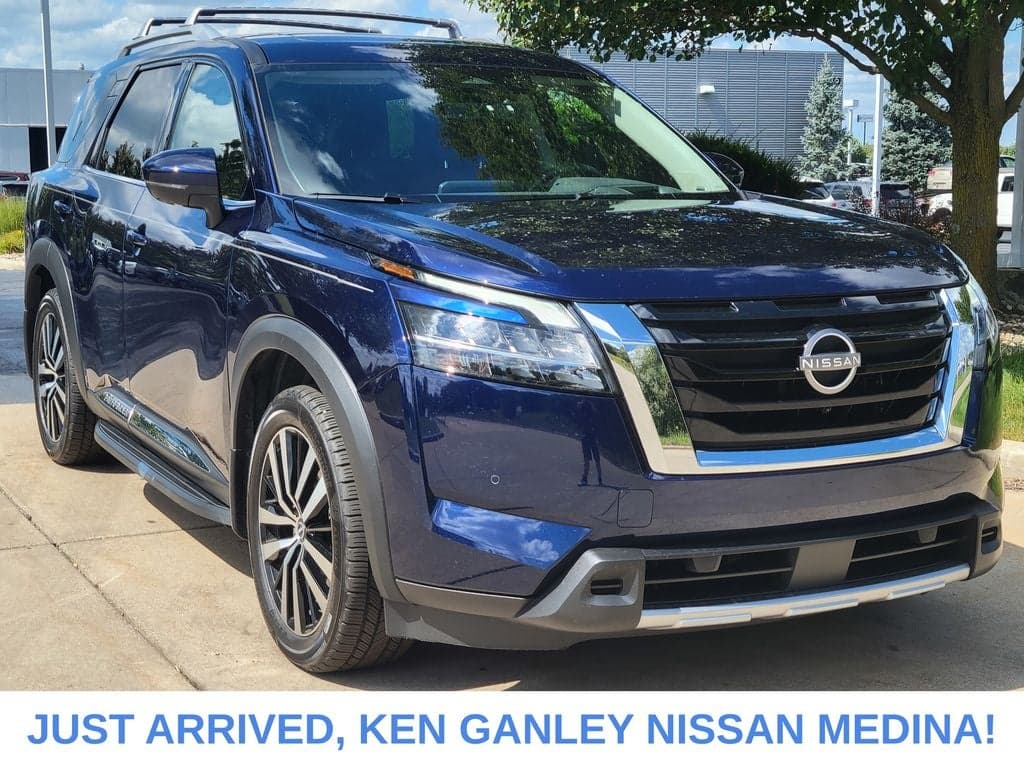 2024 Nissan Pathfinder Platinum — photo 1 of 5
