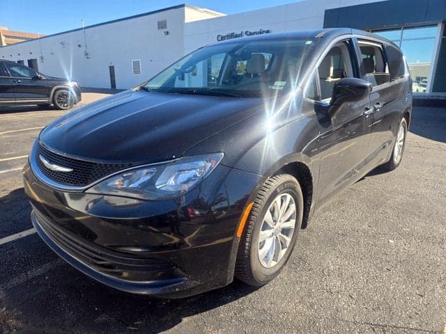 2017 Chrysler Pacifica Touring — photo 1 of 12