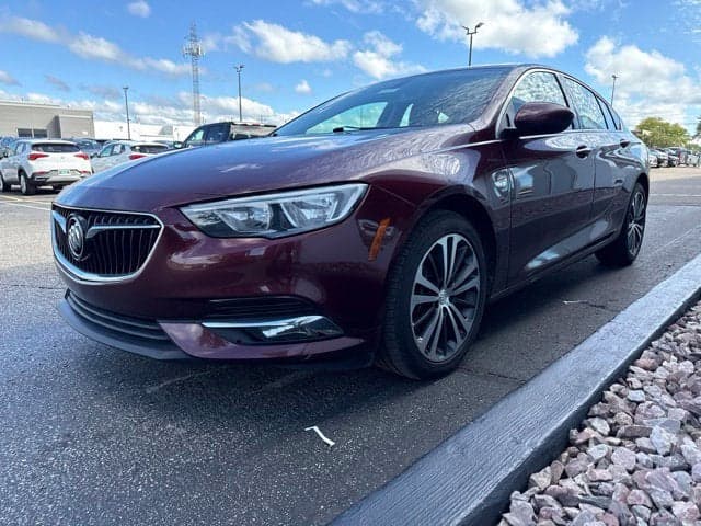 2019 Buick Regal Sportback Essence — photo 1 of 21
