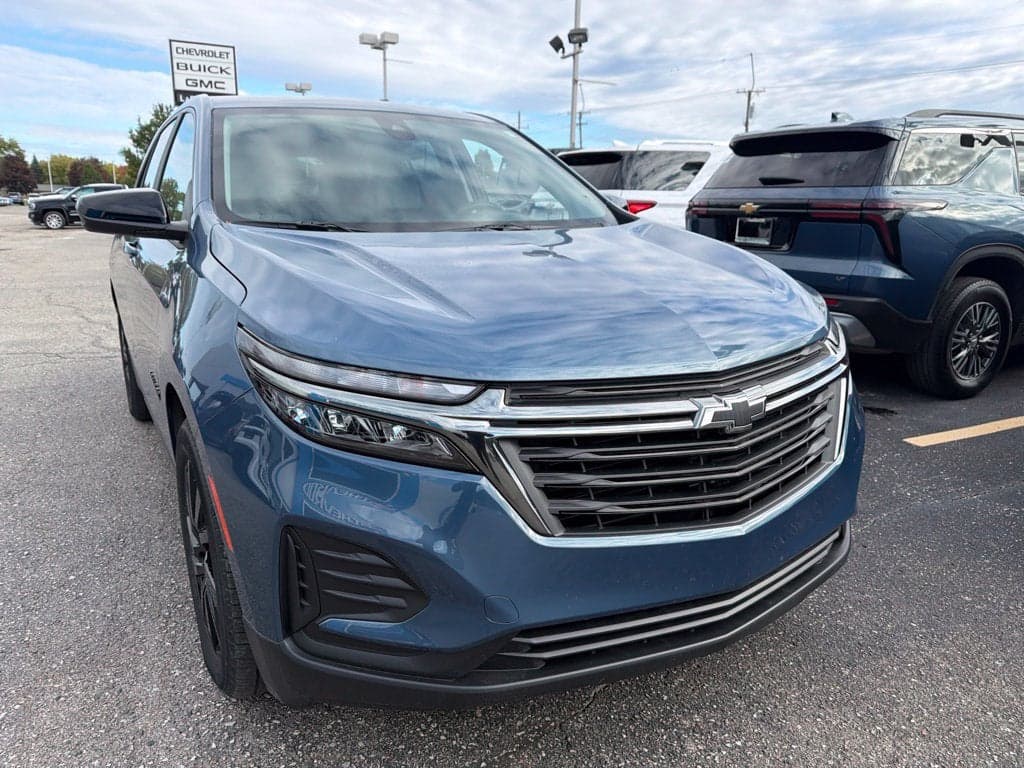 2024 Chevrolet Equinox LS — photo 1 of 33