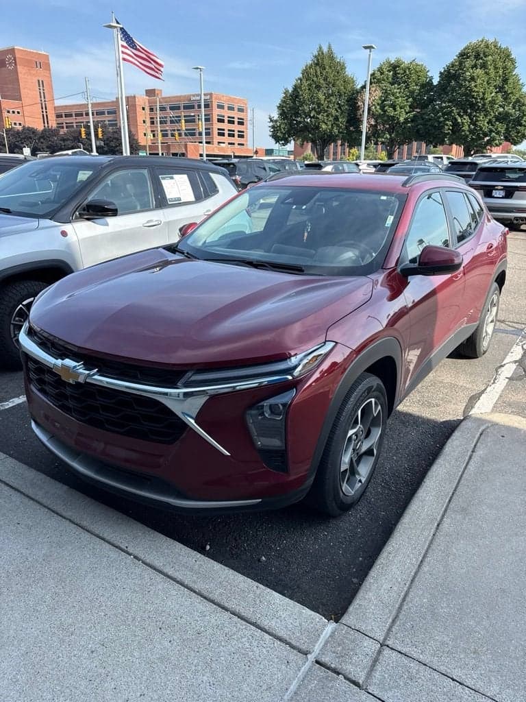 2024 Chevrolet Trax LT — photo 1 of 5
