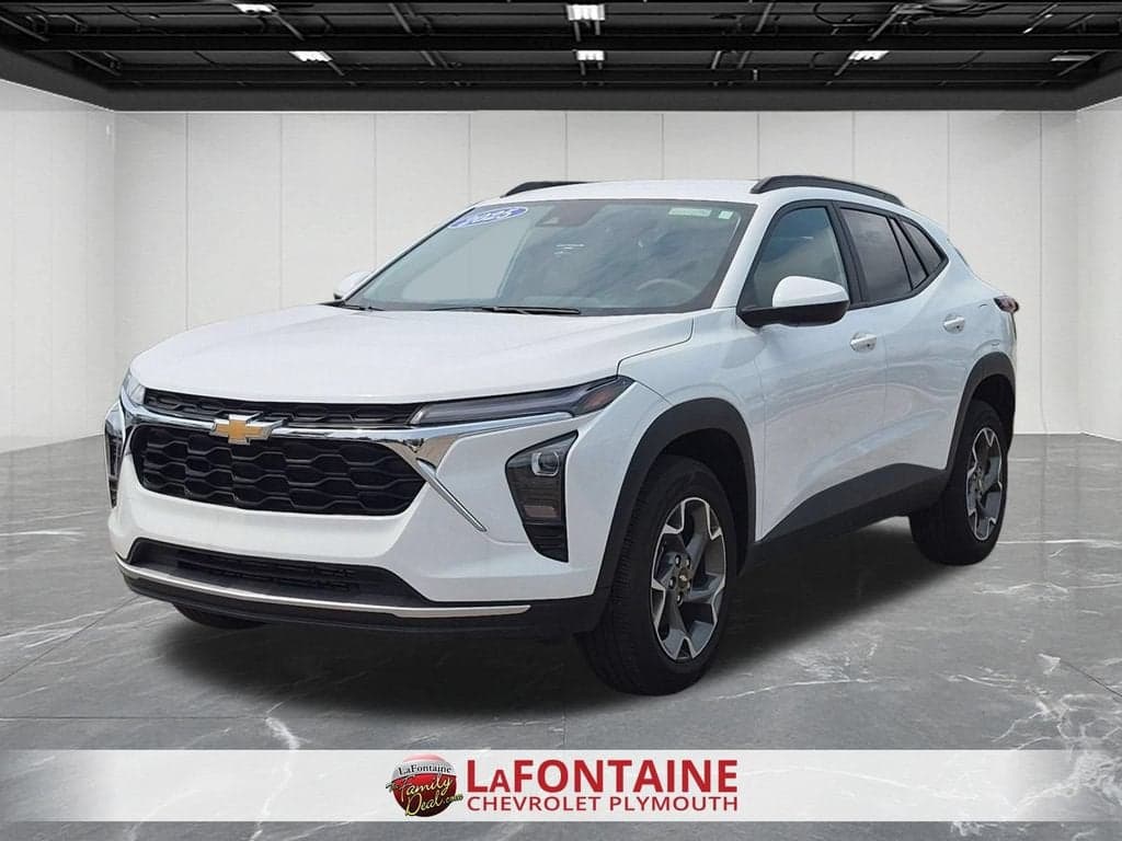 2025 Chevrolet Trax LT — photo 1 of 48