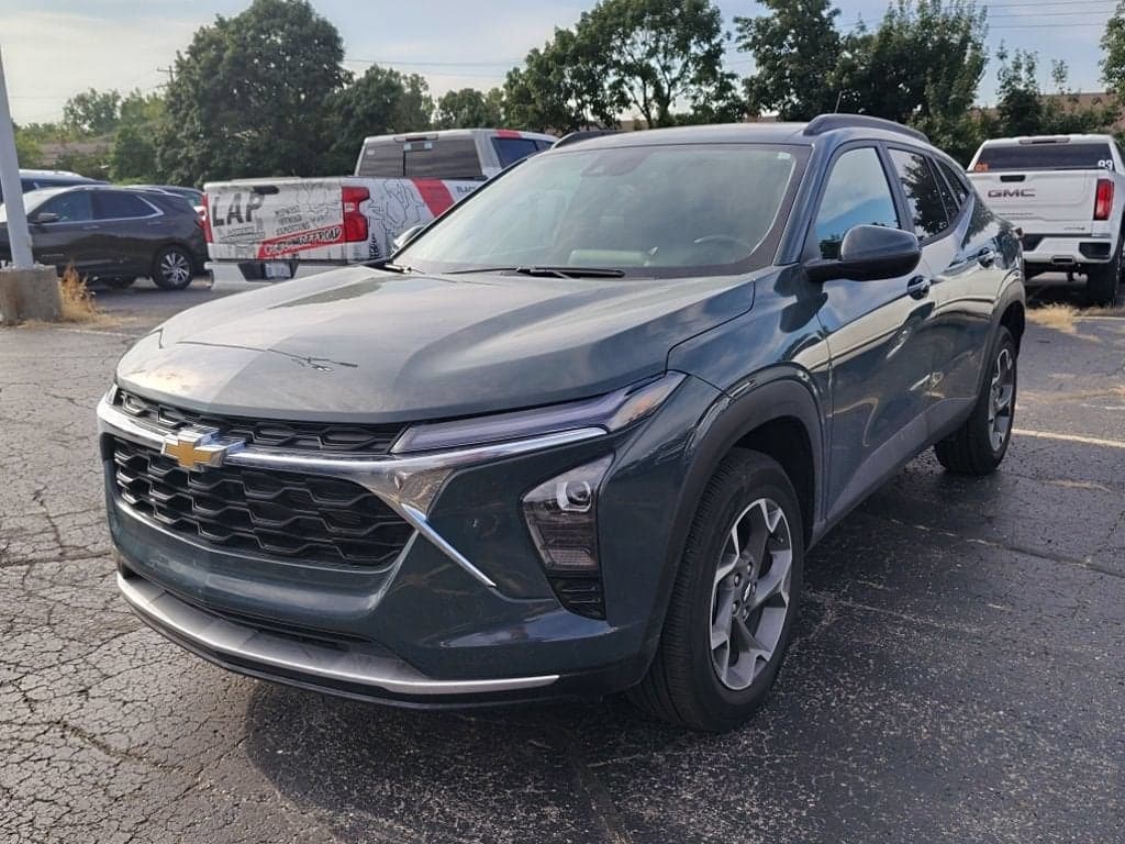 2025 Chevrolet Trax LT — photo 1 of 31