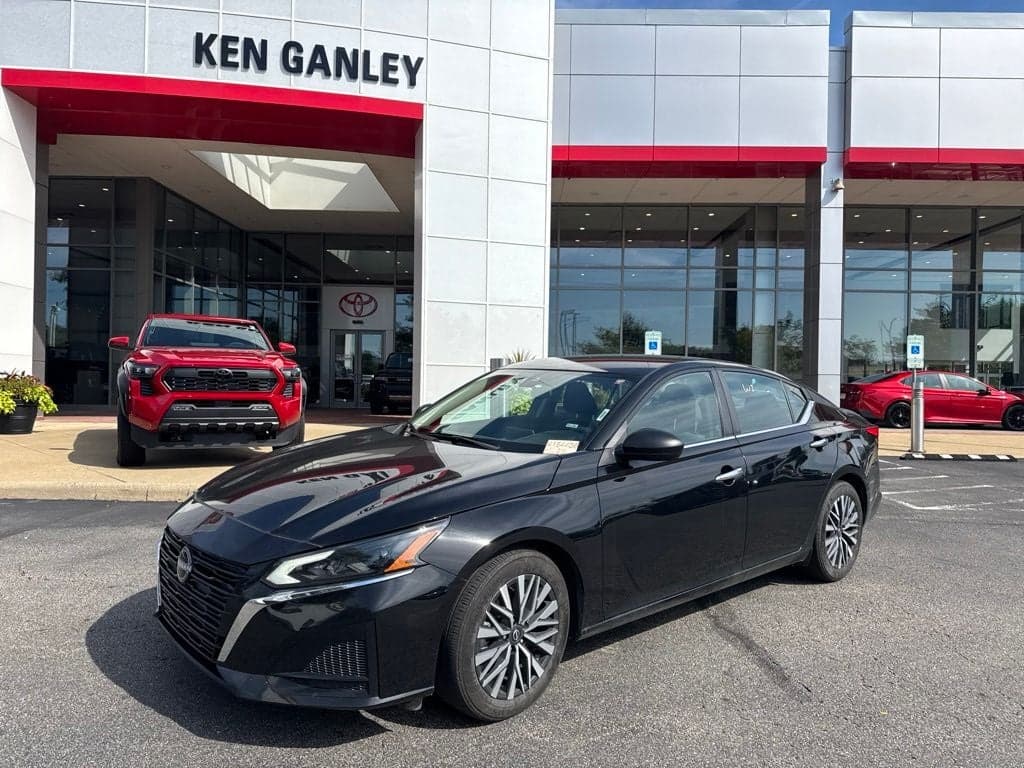 2025 Nissan Altima SV — photo 1 of 24