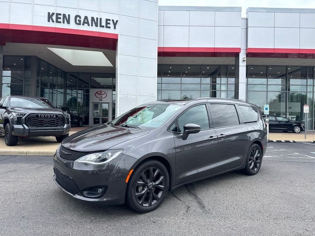 2019 Chrysler Pacifica Limited — photo 1 of 63
