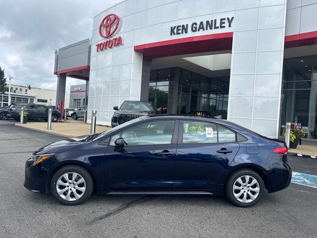 2025 Toyota Corolla LE — photo 1 of 16