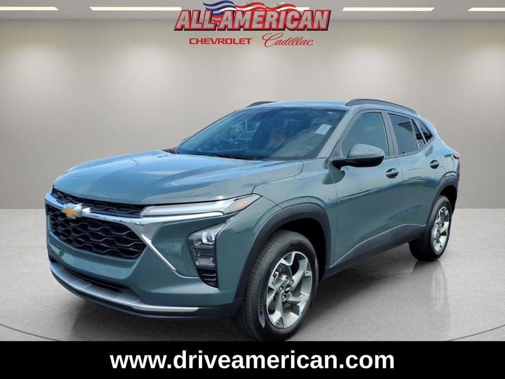 2025 Chevrolet Trax LT — photo 1 of 48
