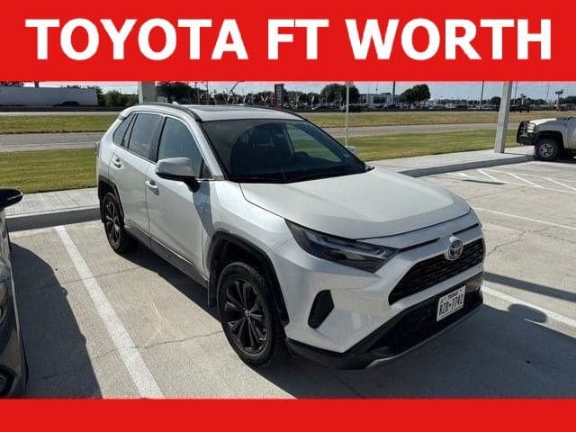 2022 Toyota RAV4 SE — photo 1 of 21