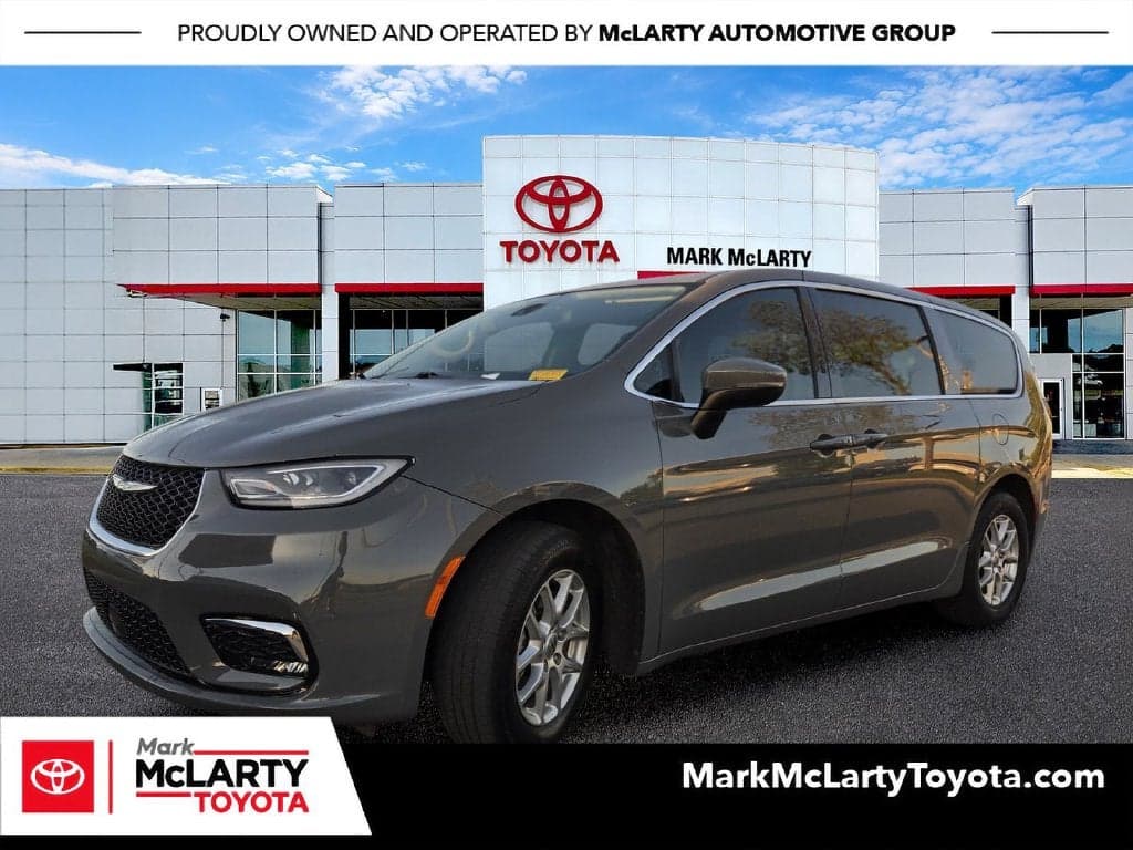 2023 Chrysler Pacifica Touring L — photo 1 of 5