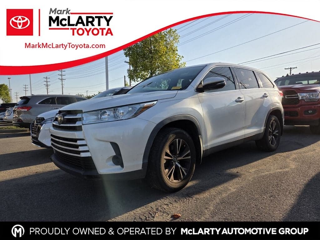 2019 Toyota Highlander LE — photo 1 of 10