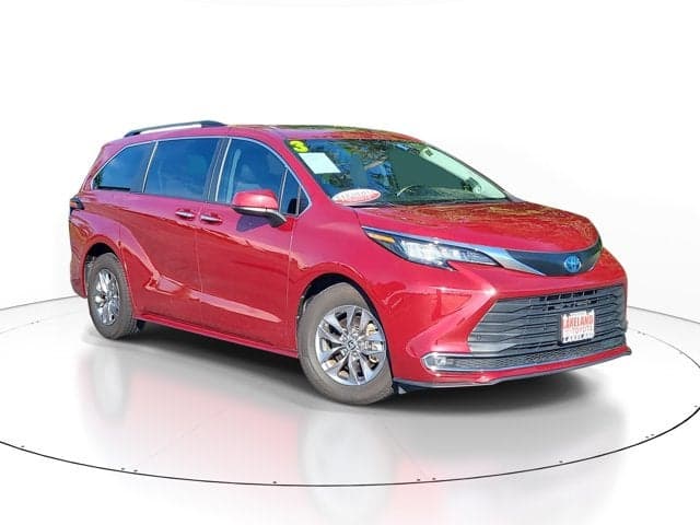 2023 Toyota Sienna XLE — photo 1 of 44