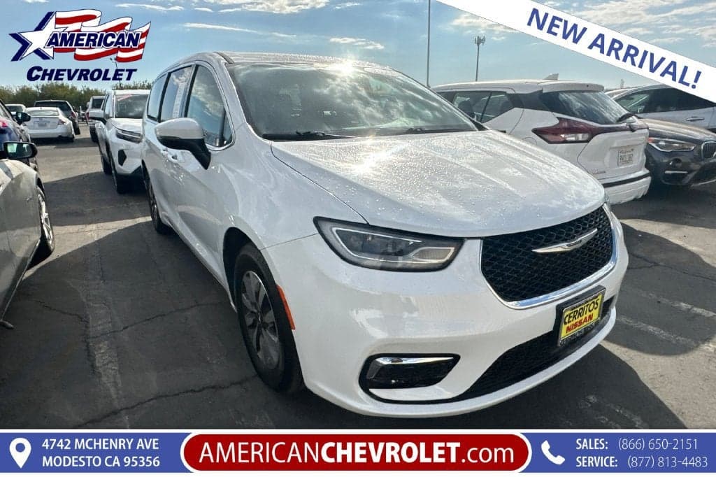 2023 Chrysler Pacifica Hybrid Touring L — photo 1 of 4