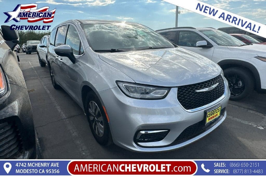 2023 Chrysler Pacifica Hybrid Touring L — photo 1 of 4