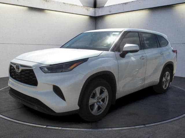 2021 Toyota Highlander LE — photo 1 of 7