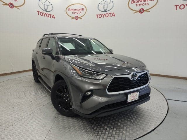 2024 Toyota Highlander LE — photo 1 of 15