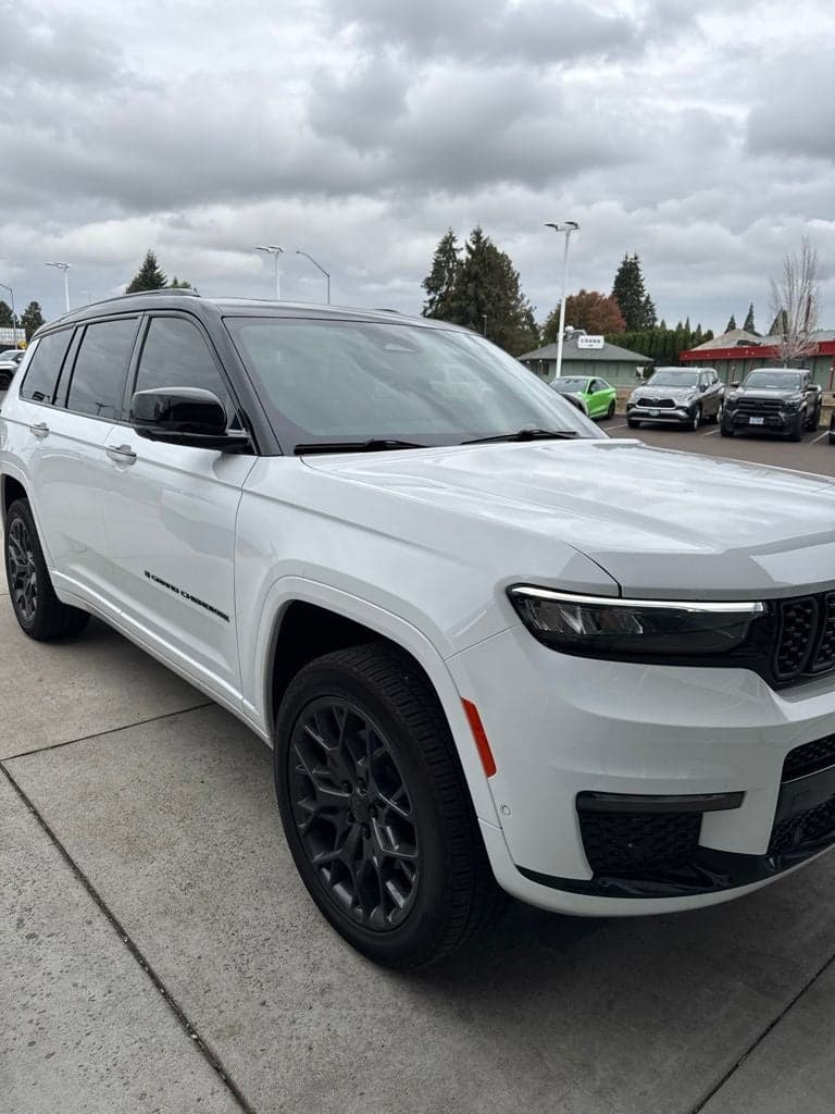 2025 Jeep Grand Cherokee L Summit — photo 1 of 10
