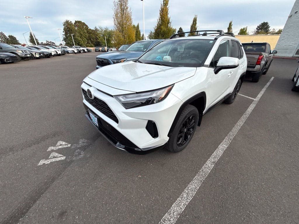 2025 Toyota RAV4 Hybrid SE — photo 1 of 10