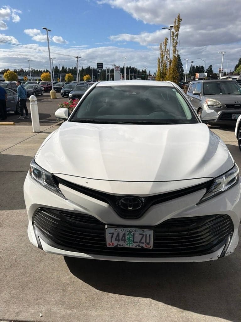 2019 Toyota Camry LE — photo 1 of 10