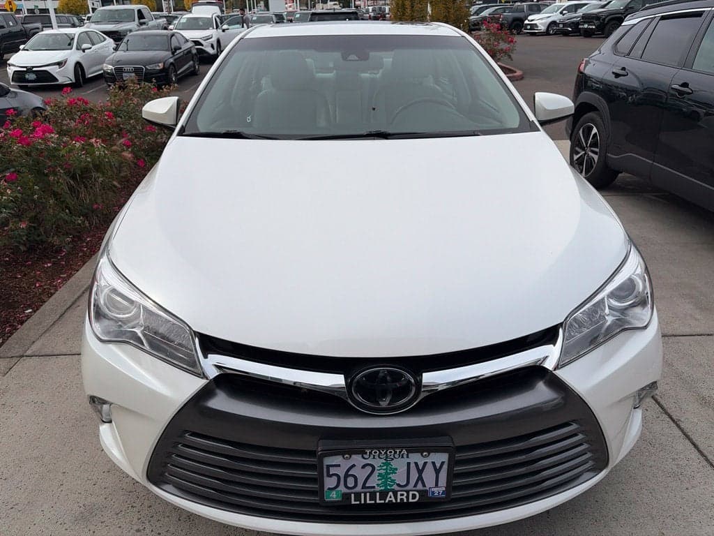 2017 Toyota Camry SE — photo 1 of 9