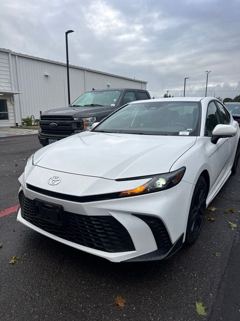 2025 Toyota Camry SE — photo 1 of 3