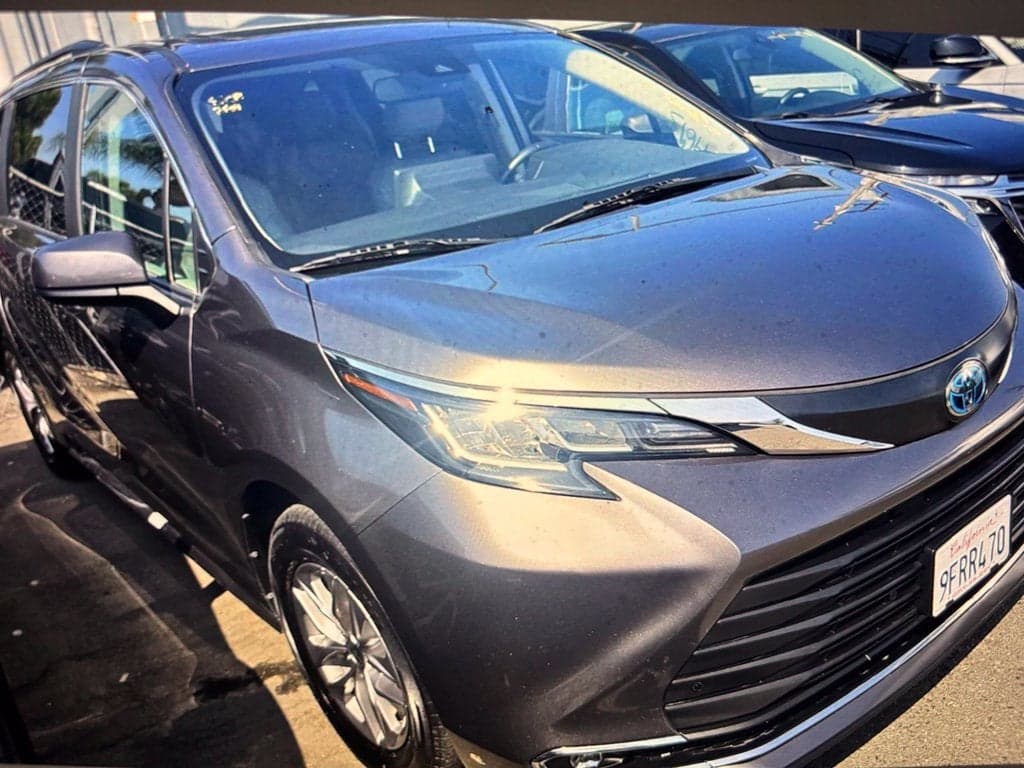 2023 Toyota Sienna XLE — photo 1 of 2