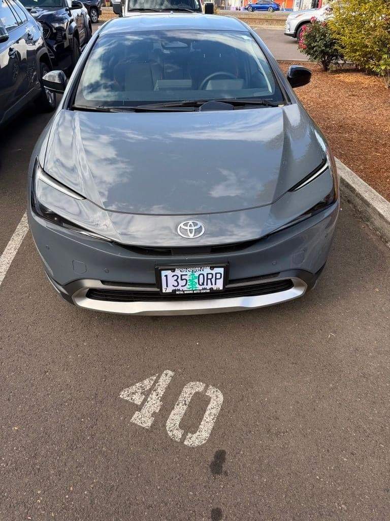 2025 Toyota Prius Plug-In Hybrid SE — photo 1 of 11