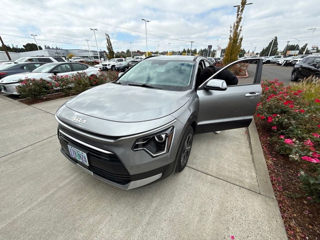2023 Kia Niro EX — photo 1 of 10