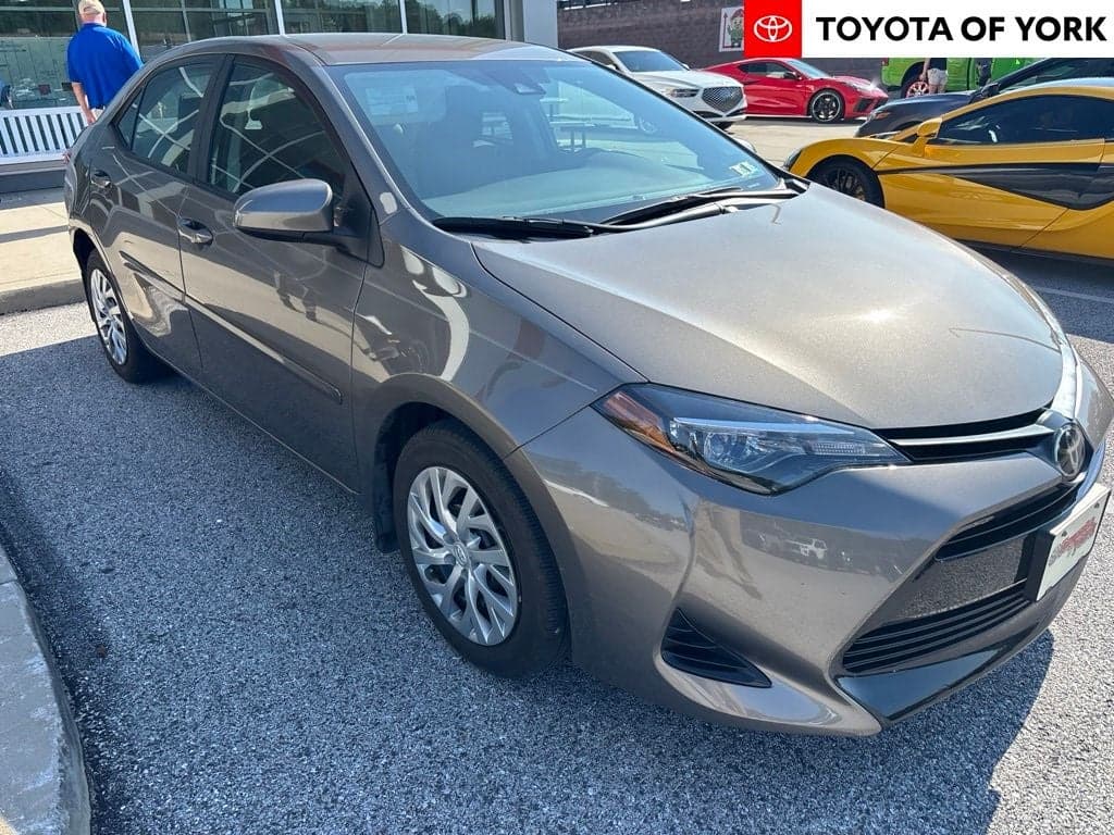 2019 Toyota Corolla LE — photo 1 of 2