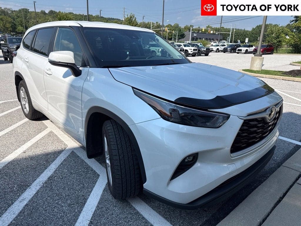 2023 Toyota Highlander LE — photo 1 of 2