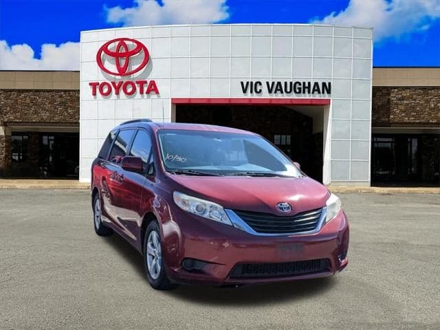 2012 Toyota Sienna LE — photo 1 of 5