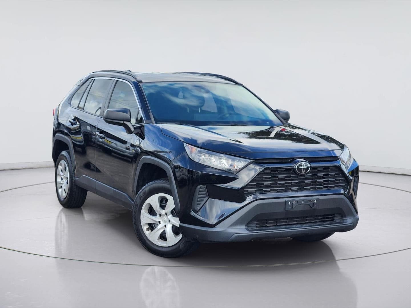 2020 Toyota RAV4 LE — photo 1 of 34