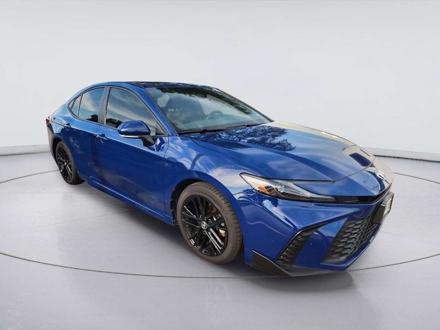 2025 Toyota Camry SE — photo 1 of 8