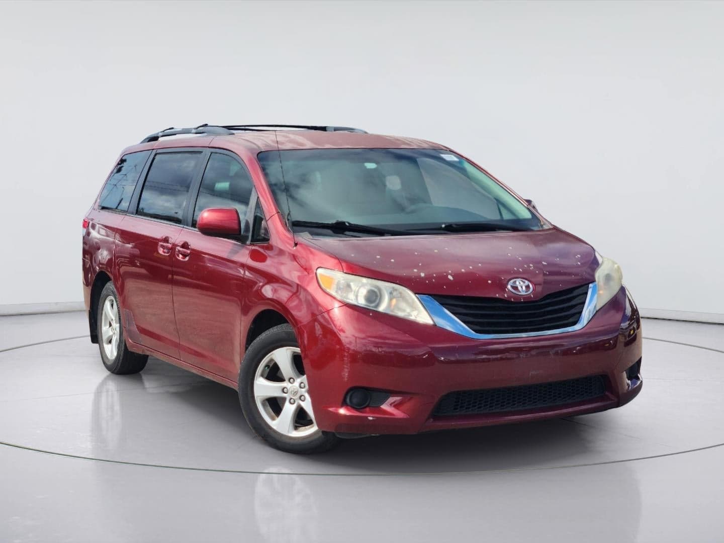 2011 Toyota Sienna LE — photo 1 of 8