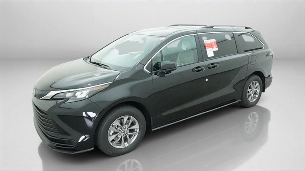 2026 Toyota Sienna LE — photo 1 of 5