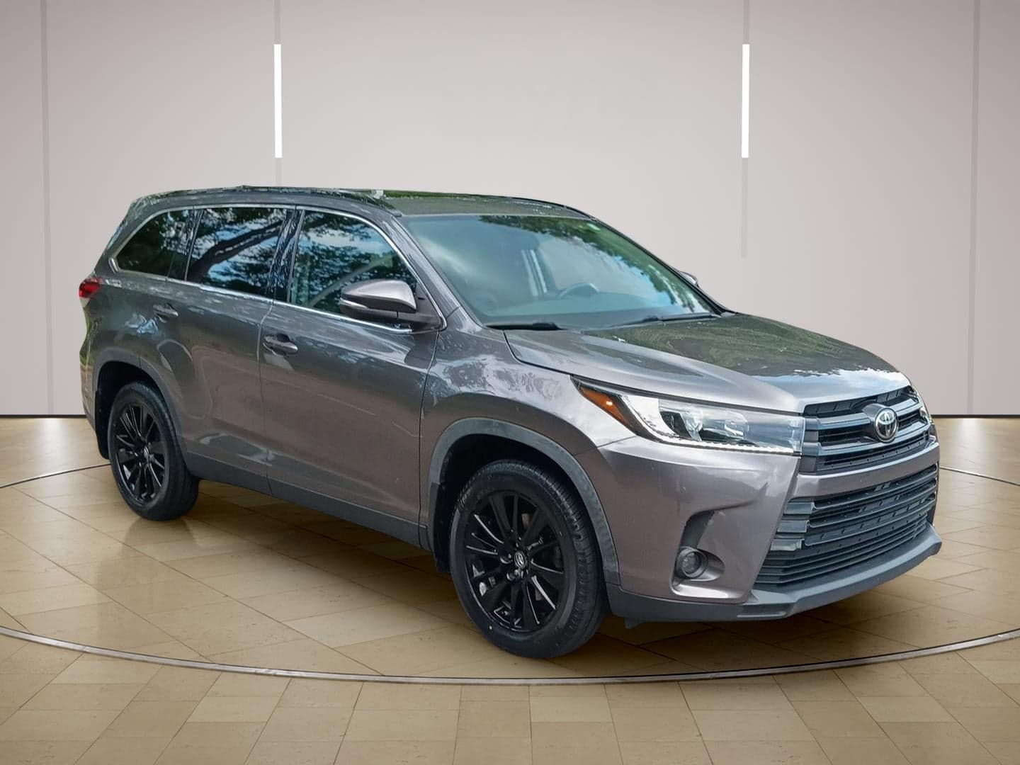 2019 Toyota Highlander SE — photo 1 of 22