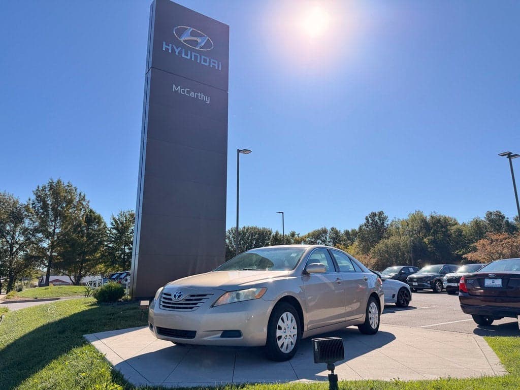 2009 Toyota Camry LE — photo 1 of 10