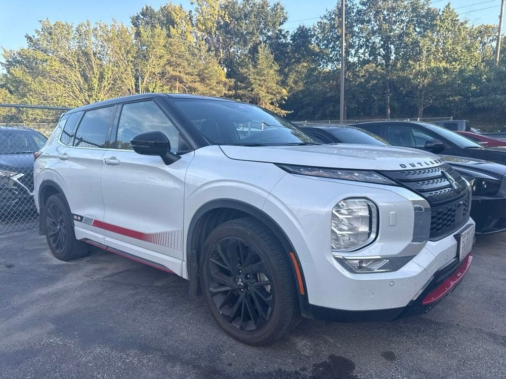 2023 Mitsubishi Outlander SE — photo 1 of 14