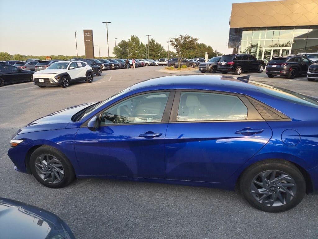 2024 Hyundai Elantra SEL — photo 1 of 6