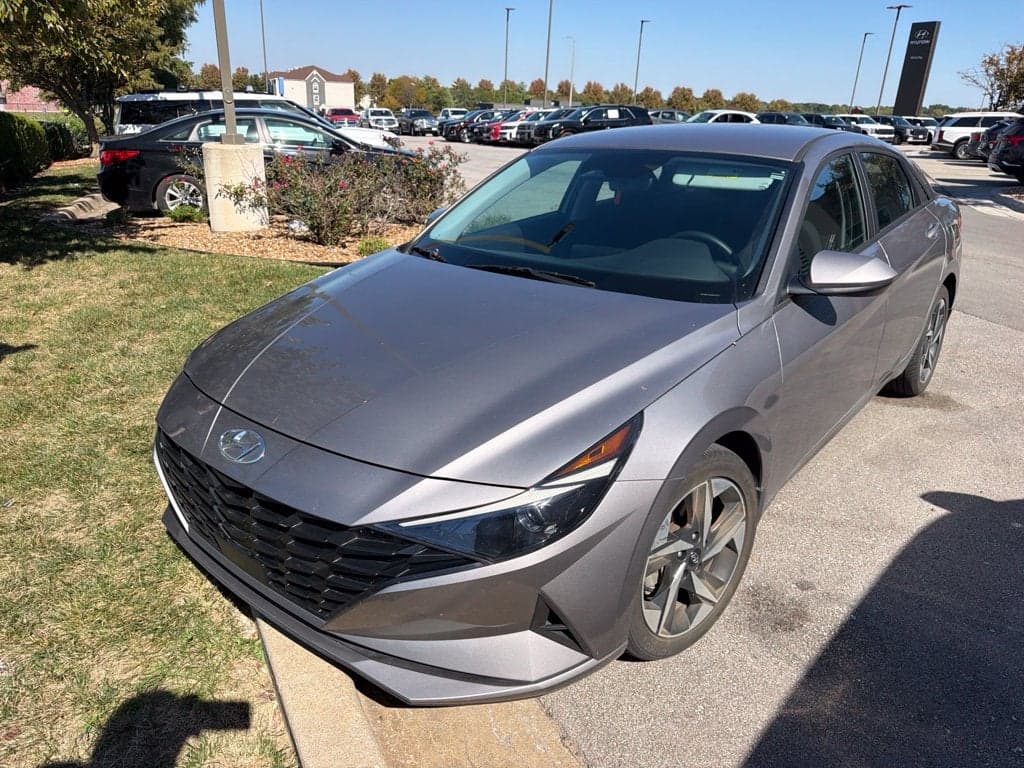 2023 Hyundai Elantra SEL — photo 1 of 4